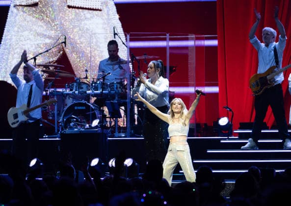 15 02 2026, xlakx, Entertainment, Michelle Zum letzten Mal Die Abschiedstournee 2026 v l Schlager singer Michelle buergerl Tanja Gisela Hewer Zum letzten Mal Die Abschiedstournee 2026 it closes an important chapter in German music history One last time live, one last time together a farewell that gets under your skin in the Uber Arena Berlin Berli Daniel Lakomski