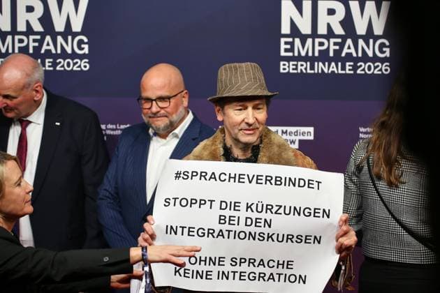 Berlin, Germany, 15 02 2026 NRW State Representation Berlinale Party of the Filmstiftung Actor Piet Fuchs protests with a sign and the text Spracheverbindet Stop the cuts to integration courses No language, no integration Copyright: xdtsxNachrichtenagenturx dts_106337