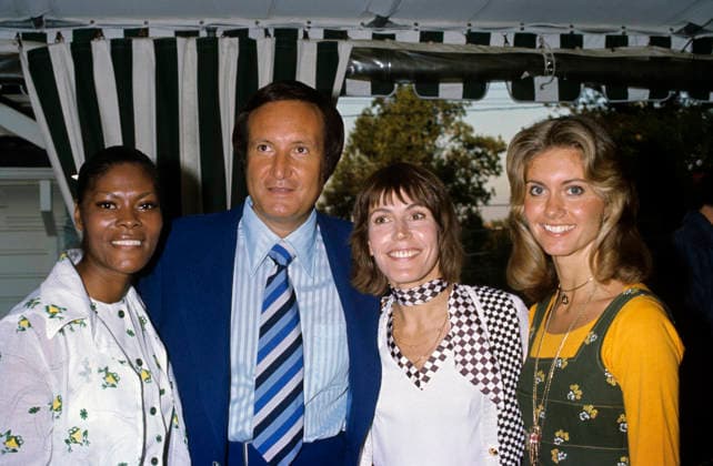 RECORD DATE NOT STATED Dionne Warwick, Clive Davis, Helen Reddy and Olivia Newton-John circa 1970s EDITORIAL USE ONLY  Copyright: xGaryxLewisx