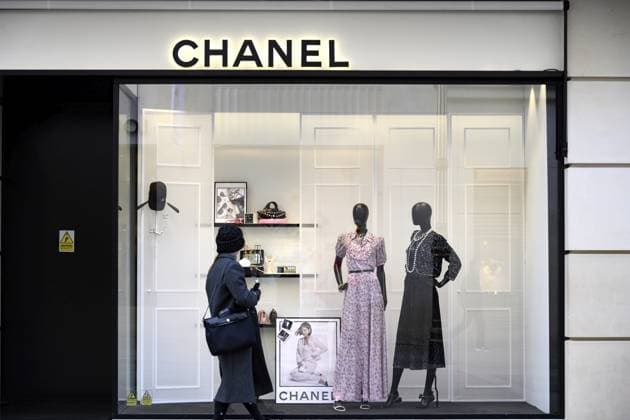 London, Großbritannien. 29. Januar 2025. Chanel, New Bond Street, die renommierte französische Marke, die Luxusmode und Schmuck verkauft, befindet sich im gehobenen Einkaufsviertel von Mayfair in London. VEREINIGTES KÖNIGREICH London, UK. January 29th 2025. Chanel, New Bond Street, the prestigious French brand selling luxury fashion and jewellery located in the upscale shopping district of Mayfair, London. UK Copyright: imageBROKER johnxwreford ibljwr16664237.jpg