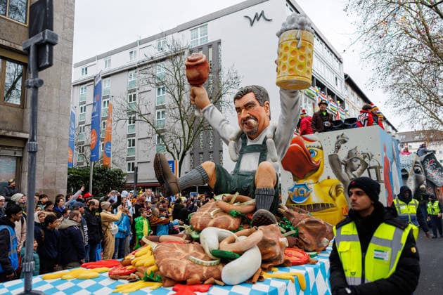 Rosenmontagsumzug in Mainz am 16.02.2026 MCV Motivwagen 5. Worscht gegen Wokeness: Sein Fresskanal ist populär, auch wenn™s Zusehen fällt schwer. Egal ob Worscht ob Schnitzel, Döner, durch Fett und Fleisch wird™s nochmal schöner. soederisst polarisiert, schmerzfrei, sabbernd, ungeniert! Markus Söder, CSU, Food Reels, Food Influencer. Impressionen vom Rosenmontagsumzug in der Mainzer Innenstadt, Aktuelles Zeitgeschehen: Rheinland-Pfalz, Rosenmontagszug in Mainz am Mainz Innenstadt Rheinland-Pfalz Deutschland *** Rose Monday parade in Mainz on 16 02 2026 MCV motif float 5 Worscht against Wokeness His food channel is popular, even if™ its hard to watch Whether Worscht, schnitzel or kebab, fat and meat make it even Copyright: xStephanxHahnex