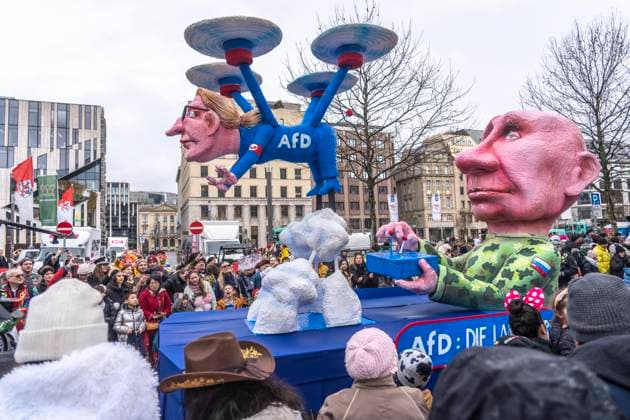 Rosenmontagszug in Düsseldorf, Mottowagen von Wagenbauer Jacques Tilly, Thema Putin steuert die AFD als Drohne, mit dem Gesicht von AFD Parteichefin Alice Weidel, Russlandnähe, Beeinflussung durch Staatspropaganda, NRW, Deutschland, Rosenmontag Tilly Wagen DUS *** Rose Monday parade in Düsseldorf, themed float by float builder Jacques Tilly, theme Putin controls the AFD as a drone, with the face of AFD party leader Alice Weidel, proximity to Russia, influence by state propaganda, NRW, Germany, Rose Monday Tilly float DUS