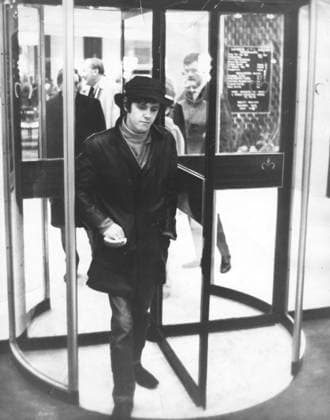 Singer Songwriter Donovan 1946 - Apr 29, 1965 - London, England, United Kingdom - Folk singer DONOVAN (born DONOVAN PHILIPS LEITCH, 10 May 1946) is a Scottish singer, songwriter and guitarist. He developed an eclectic and distinctive style that blended folk, jazz, pop, psychedelia, and world music (notably calypso). In mid-1966, Donovan became the first high-profile British pop star to be arrested for possession of cannabis. It had a serious effect on his career, because of the charges he was refused entry to the US until late 1967. PICTURED: Evicted - Donovan exits the Hilton Hotel after being asked to leave Trader Vic s for being improperly dressed. He had a dinner date with 2 girls who had entered a Radio One competition to dine with D Copyright: xKeystonexPressxAgencyx