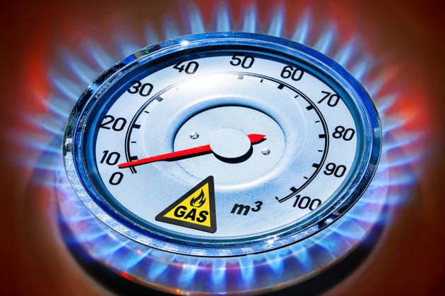 Gasspeicher in Deutschland sind nur sehr niedrig gefüllt, Symbolfoto Anzeige Füllstand bei Gas geht gegen 0, München, Februar 2026 Deutschland, München, Februar 2026, Symbolfoto Gasspeicher in Deutschland sind aktuell nur sehr niedrig gefüllt, Kapazität nur zu ca. 25 Prozent ausgelastet, sehr niedrig in diesem langen kalten Winter mit hohem Gasverbrauch, Symbol, Fotomontage, Energieverbrauch, Heizkosten, Füllstand, Gaskunden, Verbraucher, Gasverbrauch, Erdgas, Gas, Verbrauch, verbrauchen, Gasverbraucher, Energie sparen, Energiesparen, Krise, Winter, Bayern *** Gas storage facilities in Germany are only filled to a very low level, symbol photo Display gas filling level is approaching 0, Munich, February 2026 Germany, Munich, February