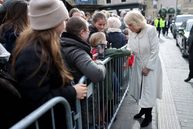 . 17 02 2026. Bath, United Kingdom. Queen Camilla during a visit to the Theatre Royal Bath, United Kingdom, where she watched part of the technical rehearsal for the community production of David Copperfield.  xPoolx xi-Imagesx IIM-26576-0004