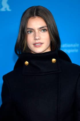Florence Hunt at the photocall for the feature film Queen at Sea at the Berlinale 2026 76 Berlin International Film Festival at the Hotel Grand Hyatt Berlin, 17 02 2026 Foto:xC.xNiehausx xFuturexImagex queen_6210