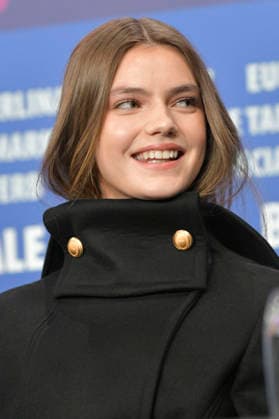 Florence Hunt at the press conference for the feature film Queen at Sea at the Berlinale 2026 76 Berlin International Film Festival at the Hotel Grand Hyatt Berlin, 17 02 2026 Foto:xM.xBehrensx xFuturexImagex queen_6230