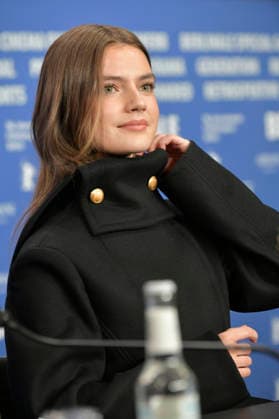 Florence Hunt at the press conference for the feature film Queen at Sea at the Berlinale 2026 76 Berlin International Film Festival at the Hotel Grand Hyatt Berlin, 17 02 2026 Foto:xM.xBehrensx xFuturexImagex queen_6245