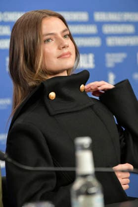 Florence Hunt at the press conference for the feature film Queen at Sea at the Berlinale 2026 76 Berlin International Film Festival at the Hotel Grand Hyatt Berlin, 17 02 2026 Foto:xM.xBehrensx xFuturexImagex queen_6246
