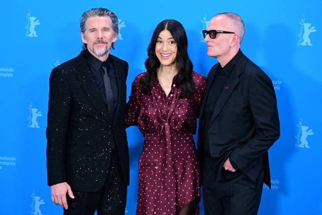 Ethan Hawke, Julia Jones et Padraic McKinley au photocall du film The Wieght lors de la 76ème édition du festival international du film de Berlin La Berlinale 2026 , le 17 février 2026 Romain Doucelin Bestimage The The Weight photocall during the 76th Berlinale International Film Festival Berlin at Gret Hyatt Hotel on February 17, 2026 in Berlin, Germany Berlin Allemagne  Copyright: xRomainxDoucelinx xBestimagexRomainxDoucelinx xBestimagex