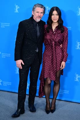 Ethan Hawke et Julia Jones au photocall du film The Wieght lors de la 76ème édition du festival international du film de Berlin La Berlinale 2026 , le 17 février 2026 Romain Doucelin Bestimage The The Weight photocall during the 76th Berlinale International Film Festival Berlin at Gret Hyatt Hotel on February 17, 2026 in Berlin, Germany Berlin Allemagne  Copyright: xRomainxDoucelinx xBestimagexRomainxDoucelinx xBestimagex