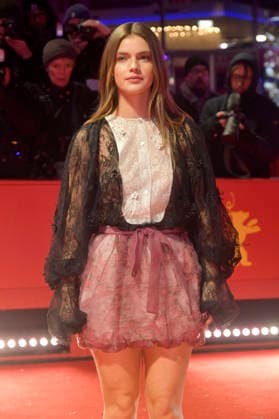 Florence Hunt at the premiere of the feature film Queen at Sea at the Berlinale 2026 76 Berlin International Film Festival at the Berlinale Palast Berlin, 17 02 2026 Foto:xM.xBehrensx xFuturexImagex queen_6303