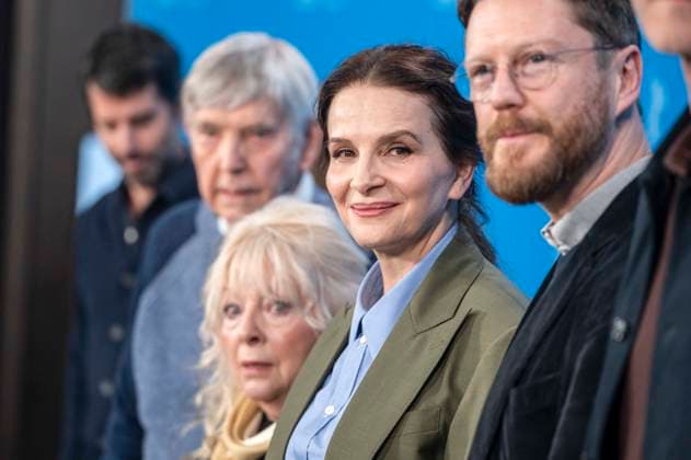 Tom Courtenay, Anna Calder-Marshall und Juliette Binoche beim Photocall zum Wettbewerbs Films Queen at Sea auf der Berlinale 76. Internationale Filmfestspiele im Berlinale Palast am 17.02.2026 in Berlin Berlin Deutschland *** Tom Courtenay, Anna Calder Marshall and Juliette Binoche at the Photocall for the competition film Queen at Sea at the Berlinale 76 International Film Festival at the Berlinale Palast on February 17, 2026 in Berlin Berlin Germany