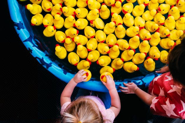 Children Picking Yellow Ducks from Pool Tulsa, Oklahoma, United States CR_KRRY260216-1964754-01 ,model released, Symbolfoto