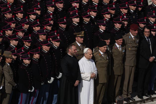 Vatican City - Italy, February 18, 2026: At the end of the audience, the Pontiff greets the Italian Army cadets. Pope Leo XIV presides over the general audience on Wednesday, February 18, in St. Peter s Square.  Copyright: xmarcoxiacobuccix xipa-agency.netx xmarcoxiacobuccix IPA_Agency_IPA71678700