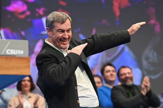 Markus SOEDER (Ministerpraesident Bayern und CSU) laesst sich nach seiner Rede feiern, Jubel,Freude,Begeisterung, Einzelbild,angeschnittenes Einzelmotiv,Halbfigur,halbe Figur. Politischer Aschermittwoch der CSU am 18.02.2026 in der Dreilaenderhalle in Passau. *** Markus SOEDER State Premier of Bavaria and CSU celebrates after his speech, cheers, joy, enthusiasm, single image, cropped single motif, half figure, half figure Political Ash Wednesday of the CSU on 18 02 2026 in the Dreilaenderhalle in Passau