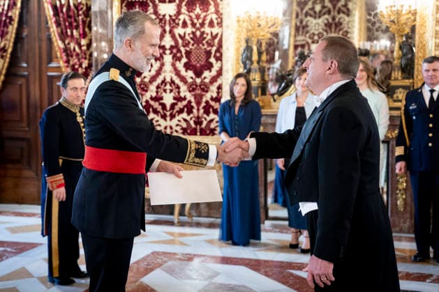 The King receives the Letters of Credence of the new ambassadors King Felipe VI receives the Letter of Credence of the new ambassador of the Oriental Republic of Uruguay, Bernardo Greiver del Hoyo, at the Royal Palace in Madrid, on February 18, 2026, in Madrid Spain The King receives today the Letters of Credence of the new ambassadors of Haiti, Japan, Malaysia, Greece, Uruguay, Bulgaria and the United States 18 FEBRUARY 2026 A Pé Madrid Madrid Madrid Spain  Copyright: xA.xPÃ rezxMecax 7302589
