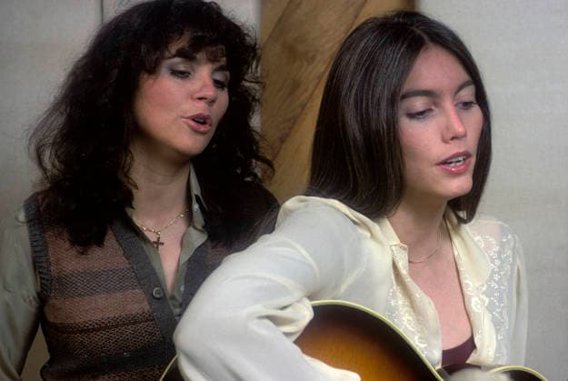 RECORD DATE NOT STATED Linda Ronstadt with Emmylou Harris during a recording session 1978 EDITORIAL USE ONLY  Copyright: xEdxThrasherx