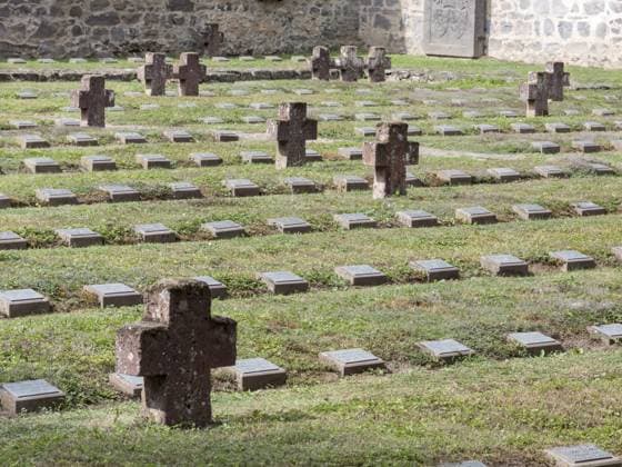 Kloster Arnsburg, Innenhof mit Kriegsgräberstätte, Ortsteil von Lich, Hessen, Deutschland Arnsburg Abbey, courtyard with military cemetery, district of Lich, Hesse, Germany Copyright: imageBROKER AndreasxVitting iblavi16623814.jpg