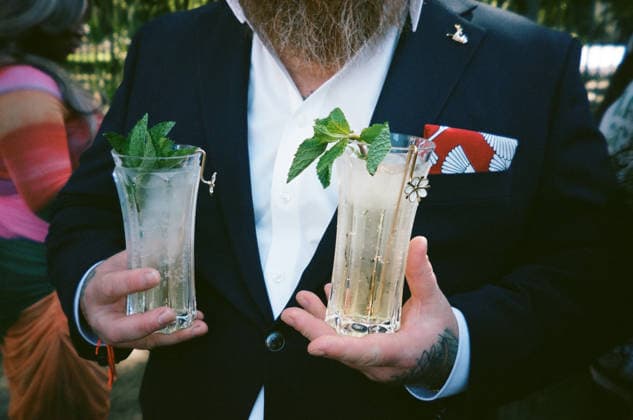 IMAGO Creative, Lifestyle, Feste im Garten #2 Bearded man in suit holding mint cocktails outdoors New Orleans, Louisiana, United States R_QCYJ260217-1966378-01 ,model released, Symbolfoto