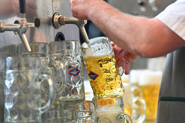 Randmotiv:Eine frische Mass Bier wird gezapft,Zapfahn,Masskrug,Bierpreis,einschenken,Ausschank,Bierkonsum.Zapfanlage,Bierkrug, Politischer Aschermittwoch der CSU am 18.02.2026 in der Dreilaenderhalle in Passau. *** Edge motif A fresh mass of beer is tapped, tap, beer mug, beer price, pouring, tapping, beer consumption tapping system, beer mug, Political Ash Wednesday of the CSU on 18 02 2026 in the Dreilaenderhalle in Passau