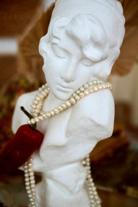 Büste eines Gipsmädchens mit Perlen und roten Peperoni am Hals bust of a plaster girl with pearls and red hot peppers on her neck. High quality photo (License=RF) ,model released, Symbolfoto Copyright: xZoonar.com HannaxNikulnikovax 24141441 ,model released, Symbolfoto ,property released