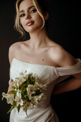 Konzept und stilvolle Braut, die einen wunderschönen Hochzeitsstrauß hinter ihrem Rücken hält concept and stylish bride holding a beautiful wedding bouquet behind her back. High quality photo (License=RF) ,model released, Symbolfoto Copyright: xZoonar.com HannaxNikulnikovax 24503797 ,model released, Symbolfoto ,property released