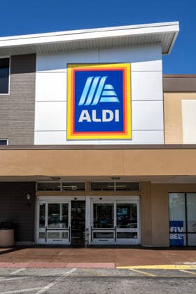 Aldi USA Supermarkt Discounter Filiale in Amerika in Tampa, Vereinigte Staaten Tampa, USA - 8. November 2025: Aldi USA Supermarkt Discounter Filiale in Amerika in Tampa, Vereinigte Staaten. (License=RM) Copyright: xZoonar.com MarkusxMainkax 24667096