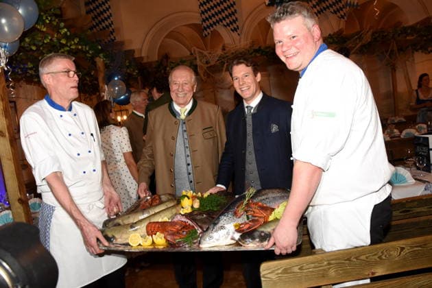 With cooks with fish tray catfish lobster monkfish salmon brown trout Eduard Reinbold Wirt Matthias Reinbold son Wirt Muenchen 18 02 2026 Zum Franziskaner Ash Wednesday fish dinner photo Muenchen