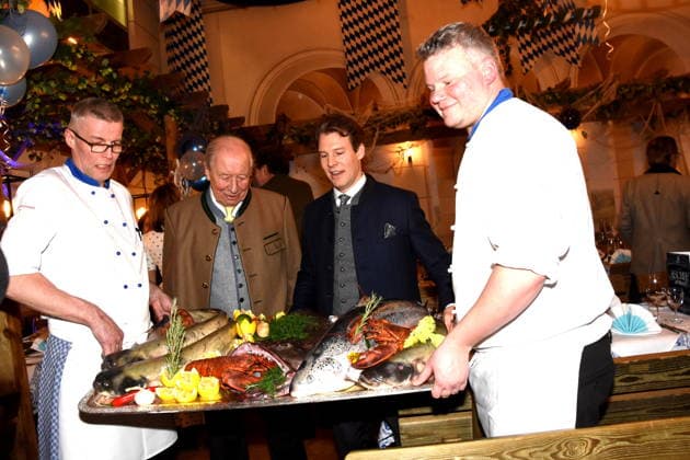 With cooks with fish tray catfish lobster monkfish salmon brown trout Eduard Reinbold Wirt Matthias Reinbold son Wirt Muenchen 18 02 2026 Zum Franziskaner Ash Wednesday fish dinner photo Muenchen