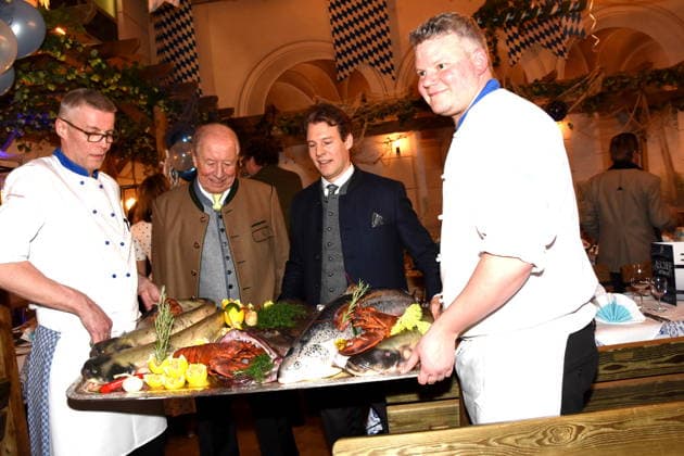 With cooks with fish tray catfish lobster monkfish salmon brown trout Eduard Reinbold Wirt Matthias Reinbold son Wirt Muenchen 18 02 2026 Zum Franziskaner Ash Wednesday fish dinner photo Muenchen