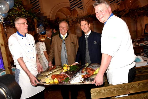 With cooks with fish tray catfish lobster monkfish salmon brown trout Eduard Reinbold Wirt Matthias Reinbold son Wirt Muenchen 18 02 2026 Zum Franziskaner Ash Wednesday fish dinner photo Muenchen