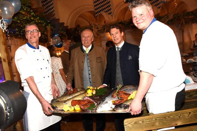 With cooks with fish tray catfish lobster monkfish salmon brown trout Eduard Reinbold Wirt Matthias Reinbold son Wirt Muenchen 18 02 2026 Zum Franziskaner Ash Wednesday fish dinner photo Muenchen