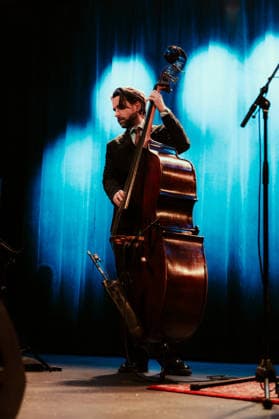 Amanda Ginsburg live in Copenhagen, Denmark Copenhagen, Denmark. 18th, February 2026. The Swedish singer Amanda Ginsburg performs a live concert at Hotel Cecil as part of Vinterjazz 2026 in Copenhagen. Here bass player Anders Fjeldsted is seen live on stage. Denmark, Copenhagen  Copyright: xGonzalesxPhoto MathiasxKristensenx