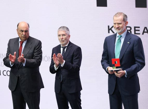 Felipe VI presides over the presentation of the IX edition of the Premio Nacional Pyme del Ano I D The president of Santander Spain, Luis Isasi, the Minister of the Interior, Fernando Grande Marlaska, and King Felipe VI during the presentation of the IX edition of the Premio Nacional Pyme del Ano, on February 19, 2026, in Madrid Spain The National SME of the Year Award is an award that recognizes the work of small and medium-sized Spanish companies and their initiatives in internationalization, innovation, digitization, training and employment, and sustainability 19 FEBRUARY 2026 Marta Ferná Madrid Madrid Madrid Spain  Copyright: xMartaxFernandezx 7305754