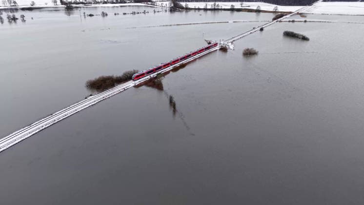 Hessen, Überschwemmungen in Niedderau-Eichen Durch die Niederschläge der letzten Wochen sind in Niddderau-Eichen mehrere Felder überflutet worden. Straßen stehen unter Wasser und sind nicht mehr befahrbar. Einzig die dortige Bahnstrecke kann weiter genutzt werden, diese ragt aus dem überschwemmten Gebiet heraus. Nidderau Eichen Hessen Deutschland *** The rainfall of recent weeks has flooded several fields in Niddderau Eichen Roads are under water and no longer passable Only the local railroad line can still be used, as it protrudes from the flooded area Nidderau Eichen Hessen Germany