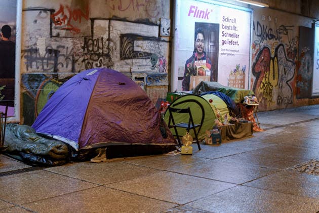 Zelte von Obdachlosen bei eisigen Temperaturen am U-Bahnhof Alexanderplatz in Berlin. Die Zahl, der Wohnungslosen in Berlin ist alarmierend hoch. Die Zelte b oeten nur wenig Schutz gegen die beissende Kaelte. *** Tents of homeless people in freezing temperatures at Alexanderplatz underground station in Berlin The number of homeless people in Berlin is alarmingly high The tents offer little protection against the biting cold