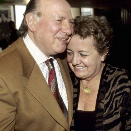 Portrait de Imre Kertesz avec sa 2e epouse Magda Ambrus apres l’attribution du Prix Nobel de Litterature lors de la conference de presse à la Bibliotheque Nationale de France (BNF) à Paris le 29 novembre 2002 Philippe Matsas Opale.photo RECORD DATE NOT STATED *** Portrait of Imre Kertesz with his 2nd wife Magda Ambrus after the award of the Nobel Prize for Literature during the press conference at the Bibliotheque Nationale de France BNF in Paris on November 29, 2002 Philippe Matsas Opale photo RECORD DATE NOT STATED  Copyright: x PhilippexMATSAS opale.photox