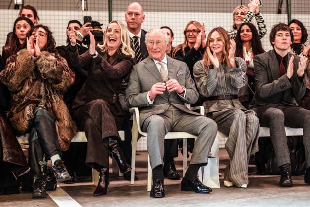 . 19 02 2026. London, United Kingdom. King Charles III with British Fashion Council CEO Laura Weir (left) and Designer Stella McCartney (right) at the end of the Tolu Coker show, on the opening day of London Fashion Week , on the day his brother Andrew Mountbatten-Windsor was arrested.  xi-Imagesx xPoolx IIM-26581-0046