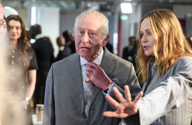 . 19 02 2026. London, United Kingdom. King Charles III with British Fashion Council CEO Laura Weir (left) and Designer Stella McCartney (right) as they watch the Tolu Coker show, on the opening day of London Fashion Week , on the day his brother Andrew Mountbatten-Windsor was arrested.  xi-Imagesx xPoolx IIM-26581-0051