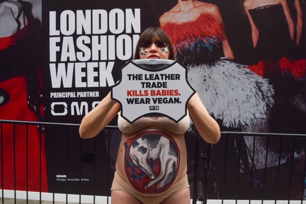PETA Anti-Leather Protest Outside London Fashion Week, London, UK A pregnant PETA (People for the Ethical Treatment of Animals) activist with a picture of a baby cow painted on her belly holds a bucket of fake blood and a sign stating The leather trade kills babies, wear vegan during a protest against leather outside the London Fashion Week NewGen space off The Strand. The action is part of the animal rights group s ongoing campaign against leather products made from animal skins and urges fashion brands and consumers to choose vegan alternatives. London United Kingdom Copyright: xVukxValcicx xSOPAxImagesx VukValcicPETALFW190226_25