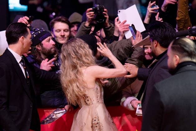 The Testament of Ann Lee , Premiere at the Berlinale, Berlin, 19 02 2026 Amanda Seyfried with fans on the red carpet at the premiere of the film The Testament Of Ann Lee at the Berlinale in the Berlin Theater am Potsdamer Platz on 19 02 2026 The 76 Berlin International Film Festival will take place from February 12 to 22, 2026 , Berlin Theater am Potsdamer Platz Copyright: xJensxFinkex