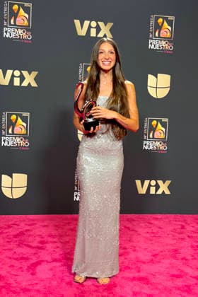 Argentinian singer Yami Safdie poses with her awards at tthe red carpet of Lo Nuestro Awards (focus in the Latin music) gala held in Miami, Florida, USA on 19 February 2026. Red carpet of Lo Nuestro Awards (focus in the Latin music) gala !ACHTUNG: NUR REDAKTIONELLE NUTZUNG!  Copyright: xAliciaxCivitax USA8606 20260220-55019458887_1