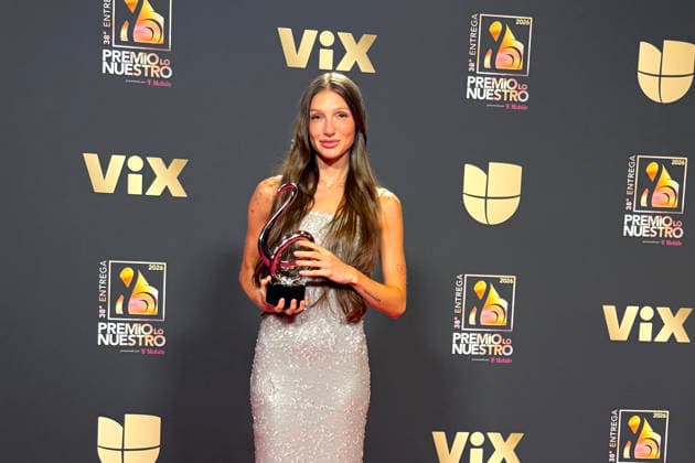 Argentinian singer Yami Safdie poses with her awards at tthe red carpet of Lo Nuestro Awards (focus in the Latin music) gala held in Miami, Florida, USA on 19 February 2026. Red carpet of Lo Nuestro Awards (focus in the Latin music) gala !ACHTUNG: NUR REDAKTIONELLE NUTZUNG!  Copyright: xAliciaxCivitax USA8607 20260220-55019458888_1