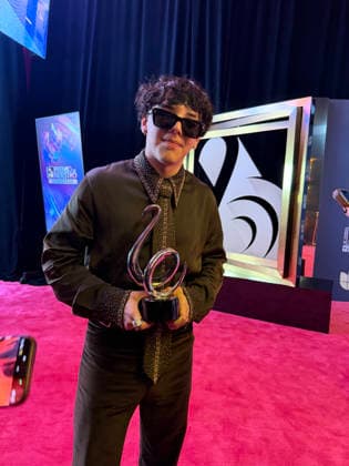 Mexican singer Xavi poses with an awards at tthe red carpet of Lo Nuestro Awards (focus in the Latin music) gala held in Miami, Florida, USA on 19 February 2026. Red carpet of Lo Nuestro Awards (focus in the Latin music) gala !ACHTUNG: NUR REDAKTIONELLE NUTZUNG!  Copyright: xAliciaxCivitax USA8605 20260220-55019458903_1