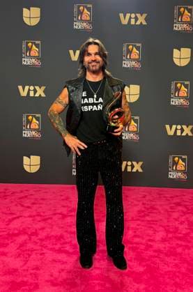 Colombian singer Juanes poses with an awards at tthe red carpet of Lo Nuestro Awards (focus in the Latin music) gala held in Miami, Florida, USA on 19 February 2026. Red carpet of Lo Nuestro Awards (focus in the Latin music) gala !ACHTUNG: NUR REDAKTIONELLE NUTZUNG!  Copyright: xAliciaxCivitax USA8600 20260220-55019458908_1