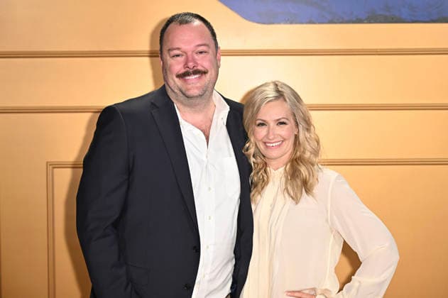 Michael Gladis and Beth Behrs at the season finale party for the CBS series The Neighborhood at the Radford Studio Center Los Angeles, 19 02 2026 Foto:xD.xStarbuckx xFuturexImagex neighborhood_6214