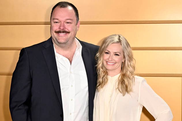 Michael Gladis and Beth Behrs at the season finale party for the CBS series The Neighborhood at the Radford Studio Center Los Angeles, 19 02 2026 Foto:xD.xStarbuckx xFuturexImagex neighborhood_6215