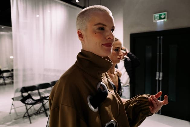 Poet-Lab pre-show AW LFW in London Poet-Lab presents its latest collection during London Fashion Week, showcasing a bold vision of genderless luxury streetwear. Creative director Giuseppe Iaciofano explores the workshop of a poet concept through oversized geometry and minimalist tailoring, utilising repurposed deadstock fabrics to promote sustainable fashion. The runway features a series of transformative looks that highlight the tension between opposites Milanese glamour and New York pragmatism. Models move through a space designed to reflect the brand s core values of inclusivity and resilience, reinforcing fashion as a tool for self-expression and the rejection of conventional norms. London England United Kingdom Copyright: xx
