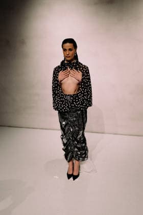 Poet-Lab pre-show AW LFW in London Poet-Lab presents its latest collection during London Fashion Week, showcasing a bold vision of genderless luxury streetwear. Creative director Giuseppe Iaciofano explores the workshop of a poet concept through oversized geometry and minimalist tailoring, utilising repurposed deadstock fabrics to promote sustainable fashion. The runway features a series of transformative looks that highlight the tension between opposites Milanese glamour and New York pragmatism. Models move through a space designed to reflect the brand s core values of inclusivity and resilience, reinforcing fashion as a tool for self-expression and the rejection of conventional norms. London England United Kingdom Copyright: xx